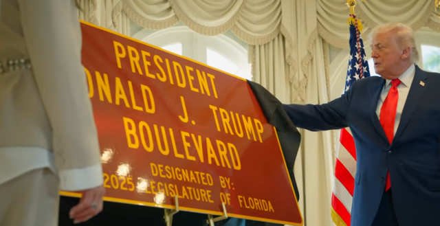 Trump Celebrates Boulevard Naming at Mar-a-Lago, Touts Economic Gains and Venezuela Operation